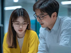 40대, 안정과 도전의 돈 굴리기 전략을 위해 대화하는 남성과 여성